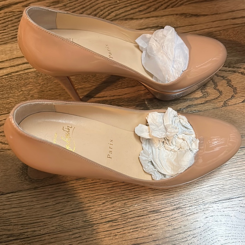 Beige patent leather Christian Louboutin Bianca platform pump.
